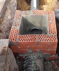 En la arqueta coniciden los bajantes de agua de lluvia y de las aguas súcias