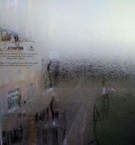 humedades por condensación en una ventana que da al exterior