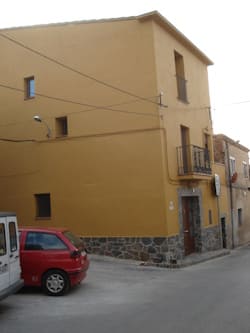 Acabado de edificio después de aplicar mortero hidrófugo y pintar con pintura hidrófuga