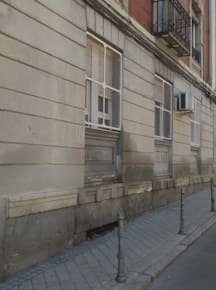 las humedades que aparecen en las paredes las acaban deteriorando produciendo desconches y grietas