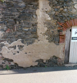 Las grietas en las paredes   pueden ser visibles o se pueden esconder durante un tiempo