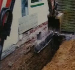 Las zanjas hechas al lado de las paredes exteriores no protegen del agua que sube por capilaridad
